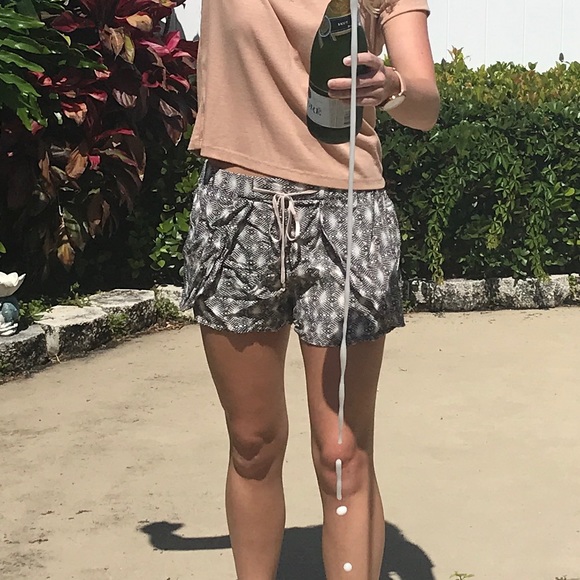 Forever 21 patterned shorts - Picture 5 of 6